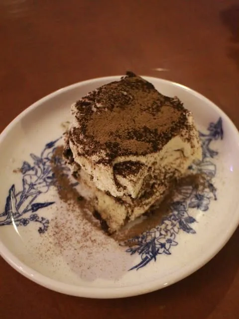 Kaakaojauheella viimeistelty tiramisu.